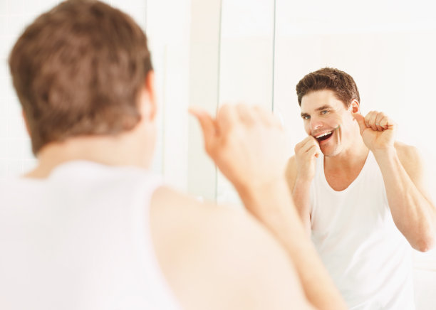 中年男子用牙线剔牙图片下载