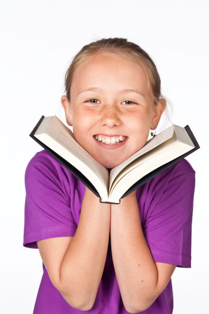 一头栽在书里的金发女孩。图片下载