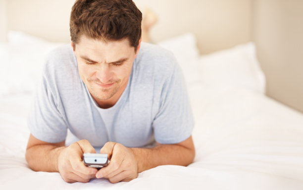 中年男人用手机发短信图片下载