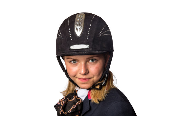 金发少年穿着黑色骑马服图片下载