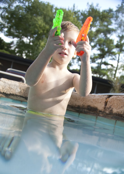 小男孩拿着水枪图片下载