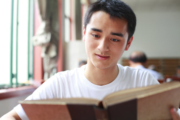 亚洲青少年阅读书籍图片图片下载