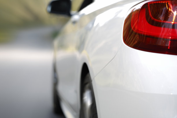 汽车在道路上的运动模糊背景图片下载