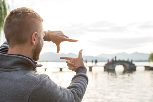 在中国旅行的年轻人打造了自然的手指框架图片下载