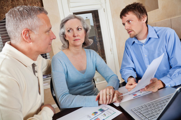 一对严肃的成年夫妇与理财顾问会面图片下载