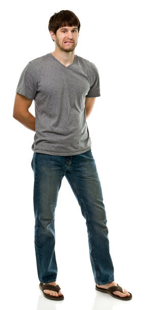 一个穿着人字拖，牛仔裤和t恤的男人的肖像图片下载