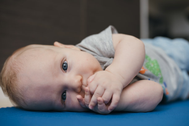 躺在地板上图片下载