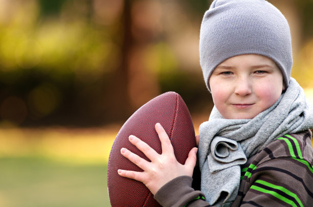 可爱的男孩和他的足球图片下载