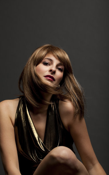 迷人的女人与风的头发图片下载