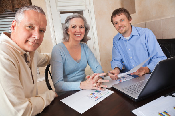 一对成年夫妇与理财顾问会面图片下载