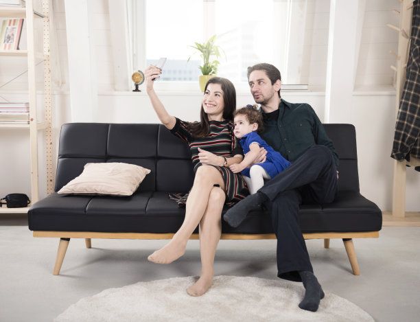 在家用手机自拍快乐家庭图片下载