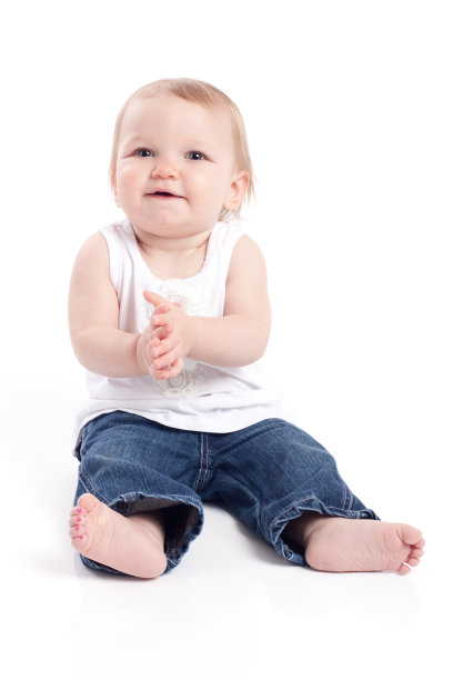 小女孩坐在白色背景上图片下载