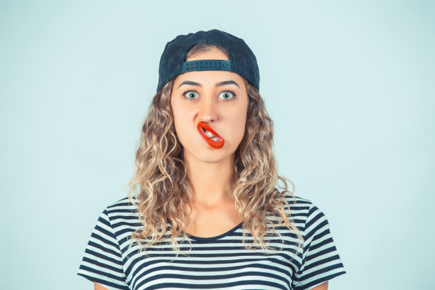 失望的年轻女人戴着书呆子眼镜素材图片