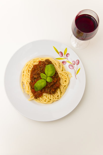 意大利肉酱面，一杯红酒加白葡萄酒图片下载