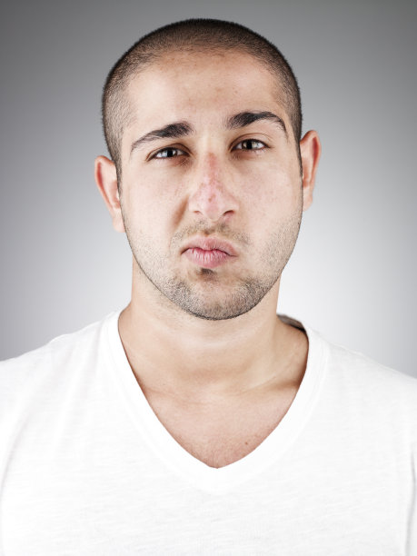 年轻人茫然地看着图片下载