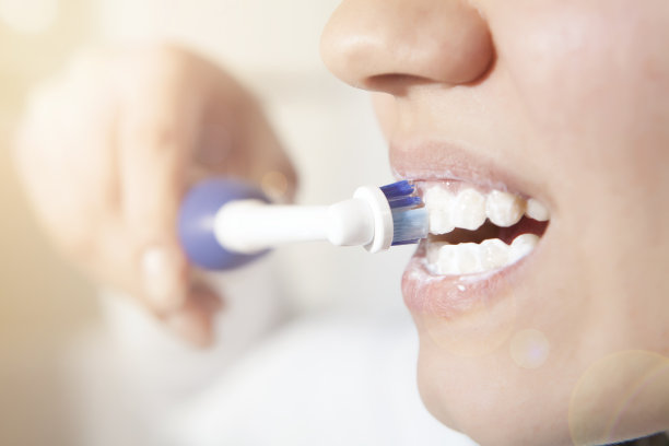 年轻女子刷牙的特写图片下载