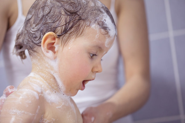 妈妈给宝宝洗澡图片下载