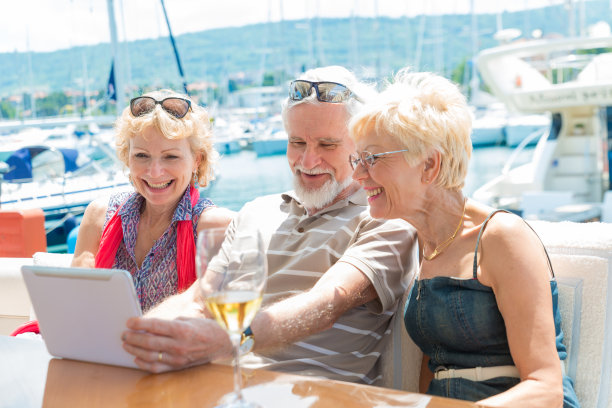 年长人员在看数字平板电脑图片下载