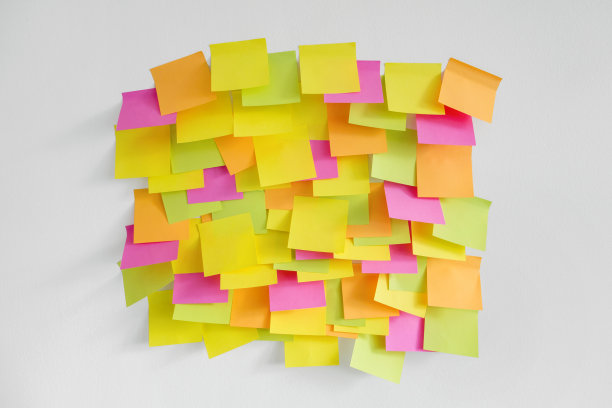 贴满不干胶便条的墙图片下载