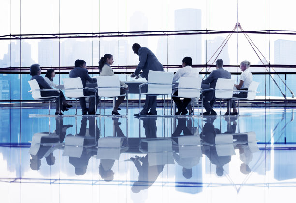 商务人士建设性的讨论图片下载