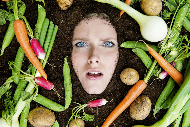 蔬菜中的惊讶女人图片下载