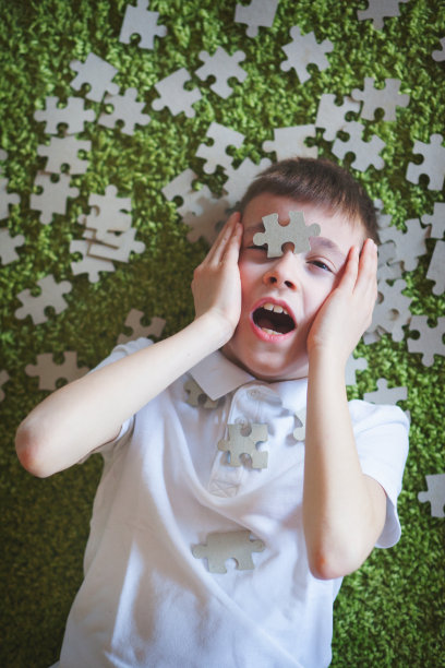 男孩和谜题图片下载