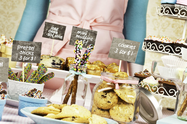 在糕饼义卖筹款活动中出售糖果图片下载