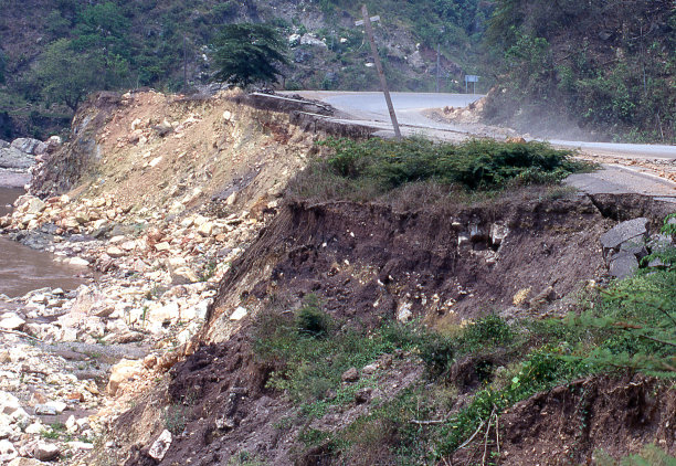 1998年10月，在中美洲洪都拉斯科潘附近，由于飓风米奇造成的洪水造成的道路塌陷和侵蚀图片下载