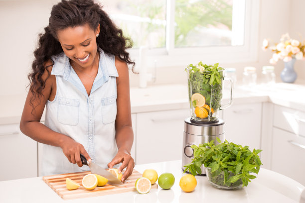 令人耳目一新的自制的柠檬水。图片下载