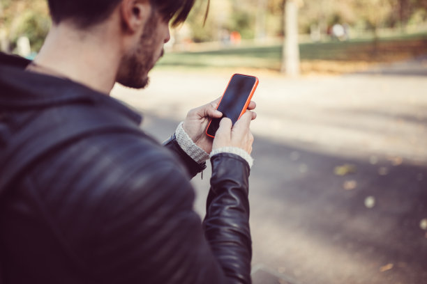 年轻人发短信图片下载