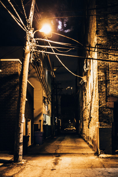黑暗的小巷。Bucktown,芝加哥。图片下载