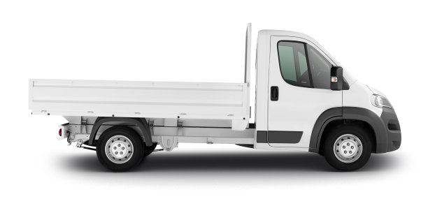 白色面包车(夹道)图片下载