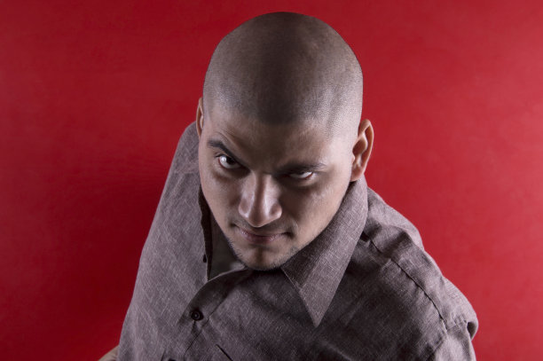 愤怒的年轻人图片下载