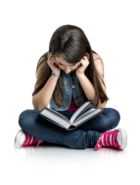 女孩坐在地板上看书图片下载