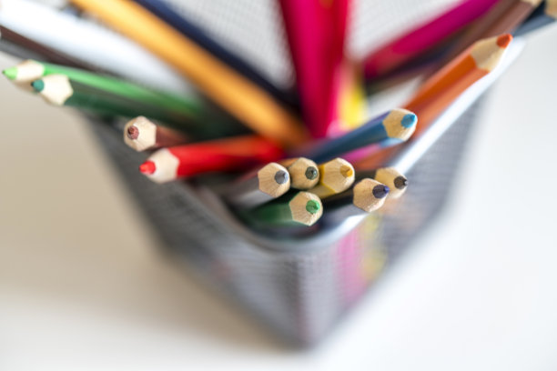 彩色铅笔在笔筒素材图片