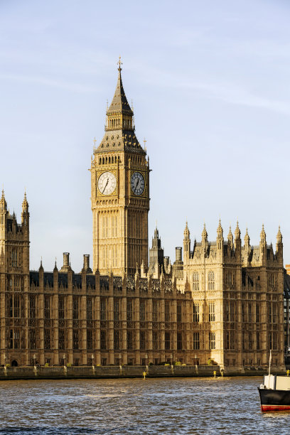 白天伦敦大本钟的垂直视图图片下载