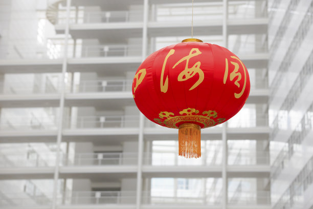 现代办公楼里的红色中国灯笼图片下载