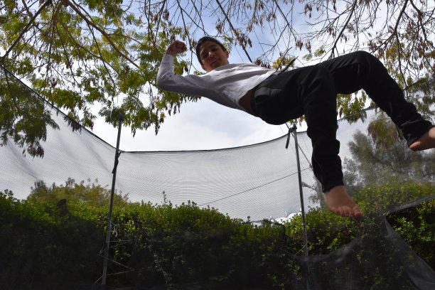 孩子在蹦床上跳-股票图片…图片下载