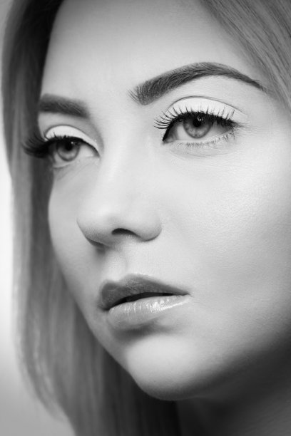 美丽的女人肖像，单色拍摄图片下载
