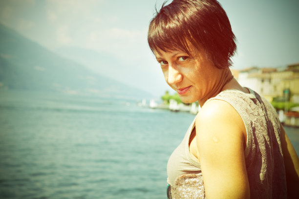 年轻的雌性在湖边图片下载