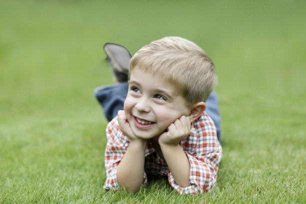 草地上快乐的小男孩图片下载