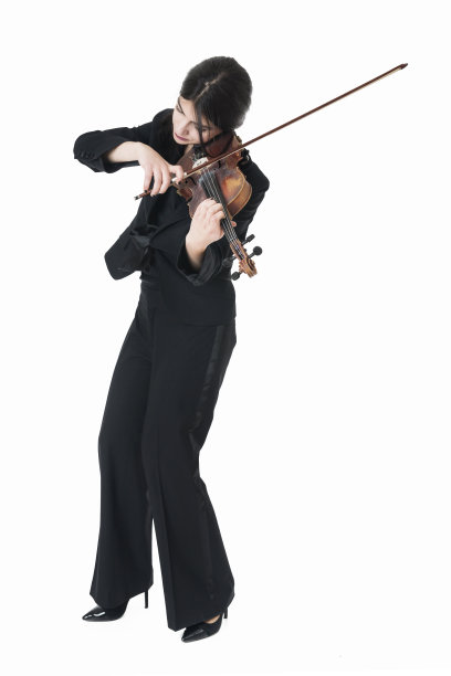 美丽的年轻女小提琴家拉小提琴图片下载