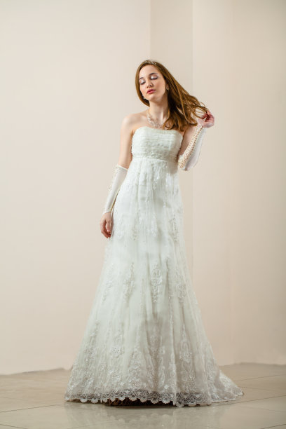 穿着婚纱的漂亮年轻女子图片下载