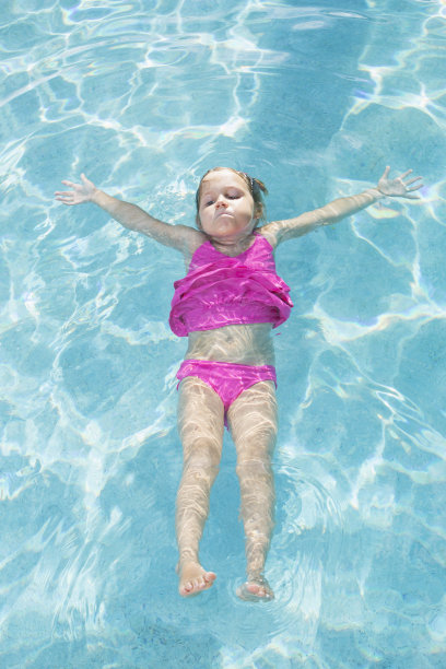 小女孩在游泳池里漂浮图片下载