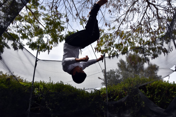 孩子在蹦床上跳-股票图片…图片下载