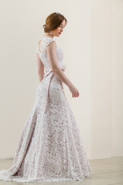 穿着婚纱的漂亮年轻女子图片下载