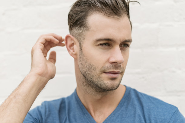 户外特写一位20多岁英俊男子的肖像图片下载