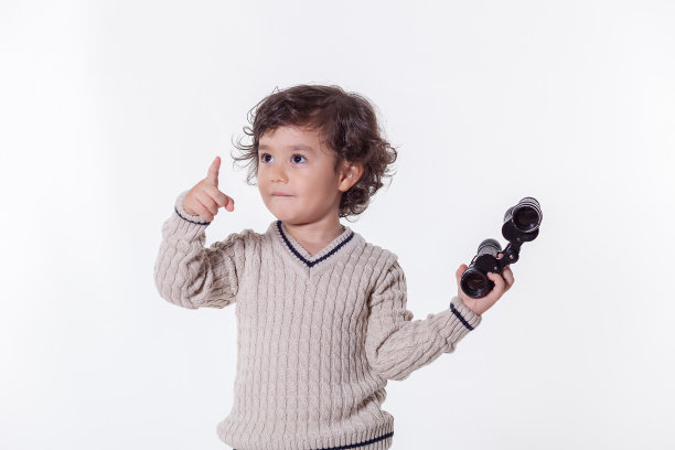 男孩拿着望远镜，素材图片