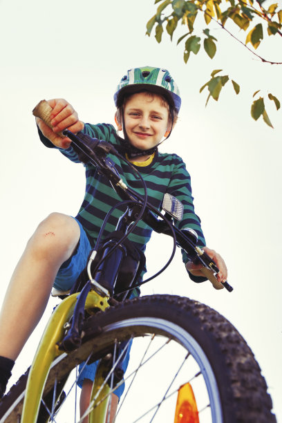 小男孩坐在他的自行车上图片下载
