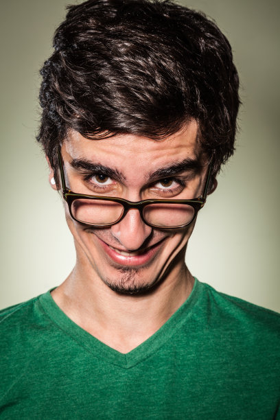 戴眼镜的书呆子图片下载